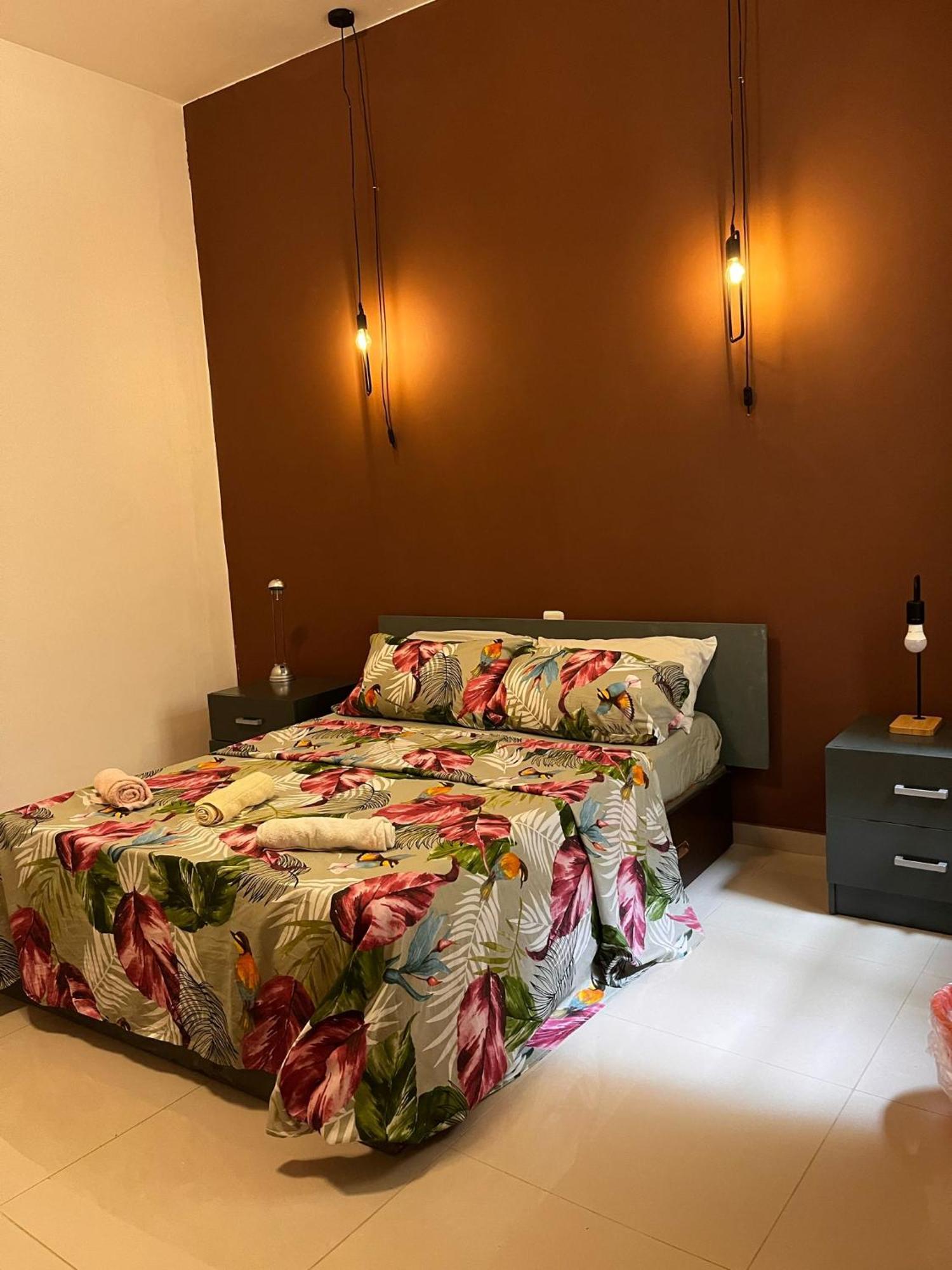 Homestay Central Sliema Airconditioned Comfortable With Self Check In And Self Check Out *