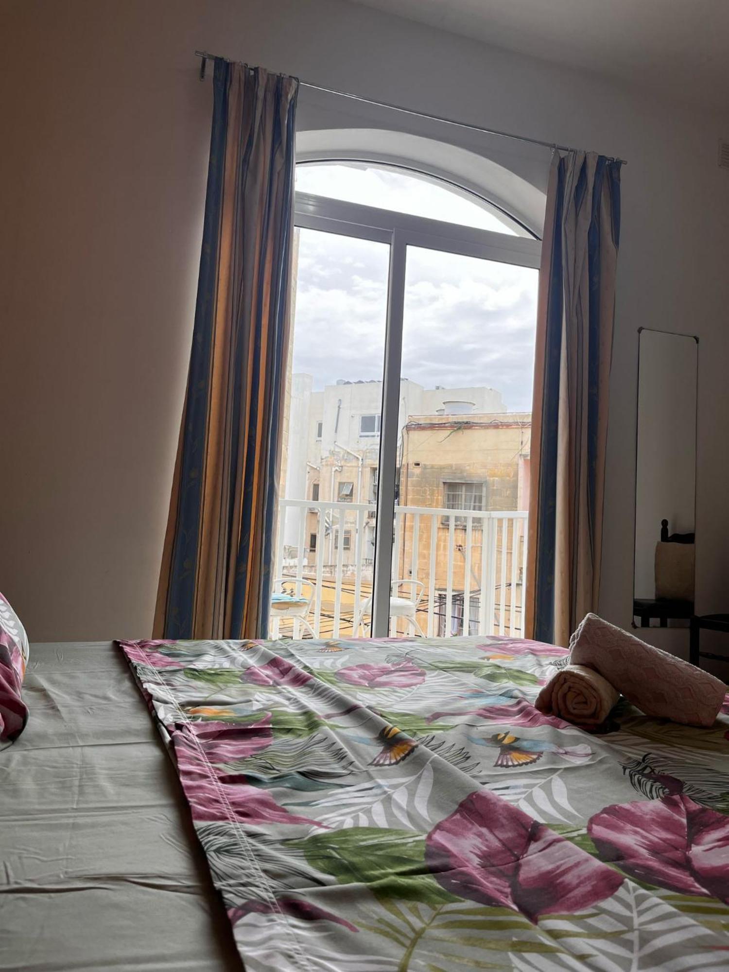 Central Sliema Airconditioned Comfortable With Self Check In And Self Check Out *