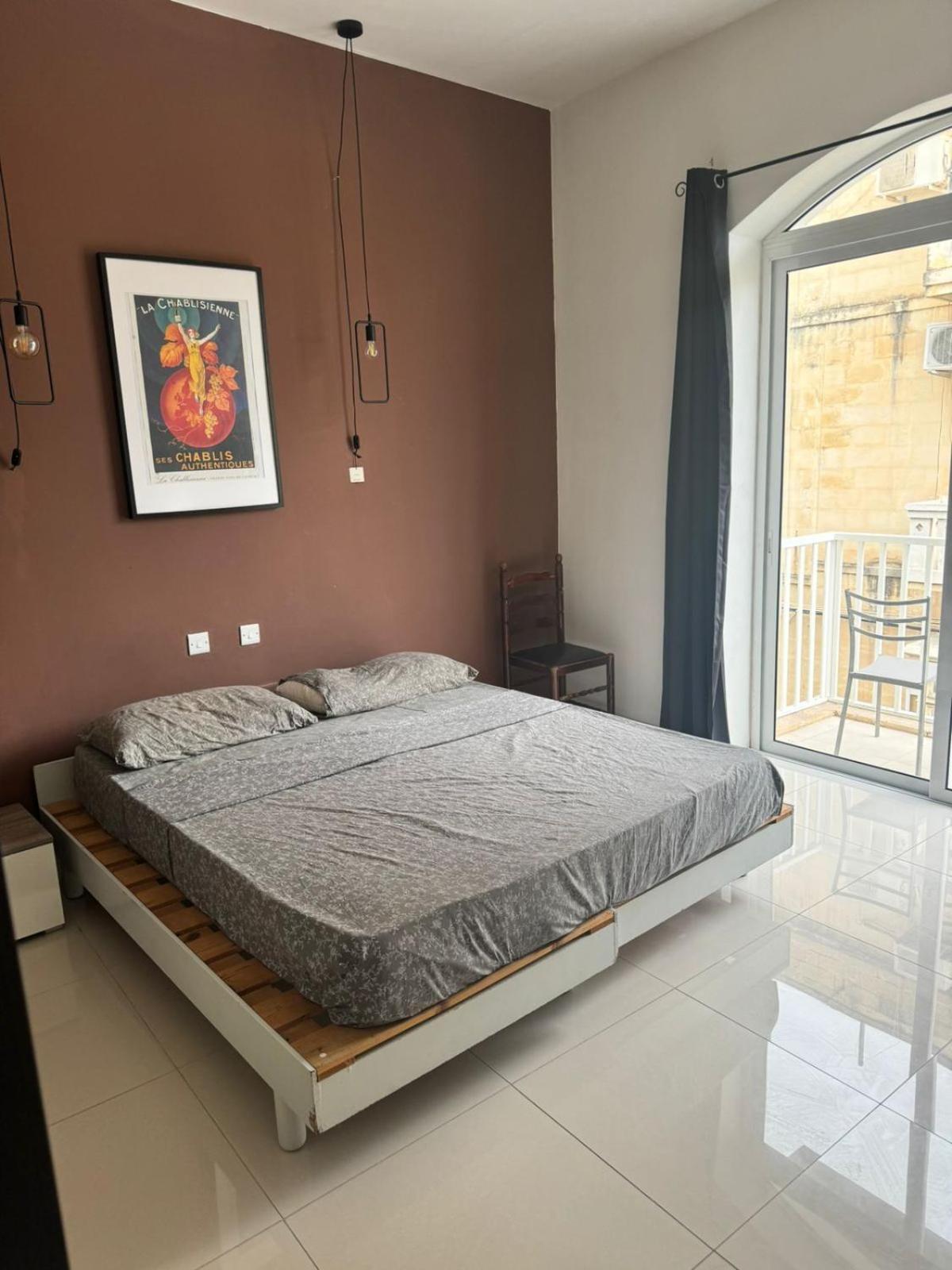 Homestay Central Sliema Airconditioned Comfortable With Self Check In And Self Check Out *