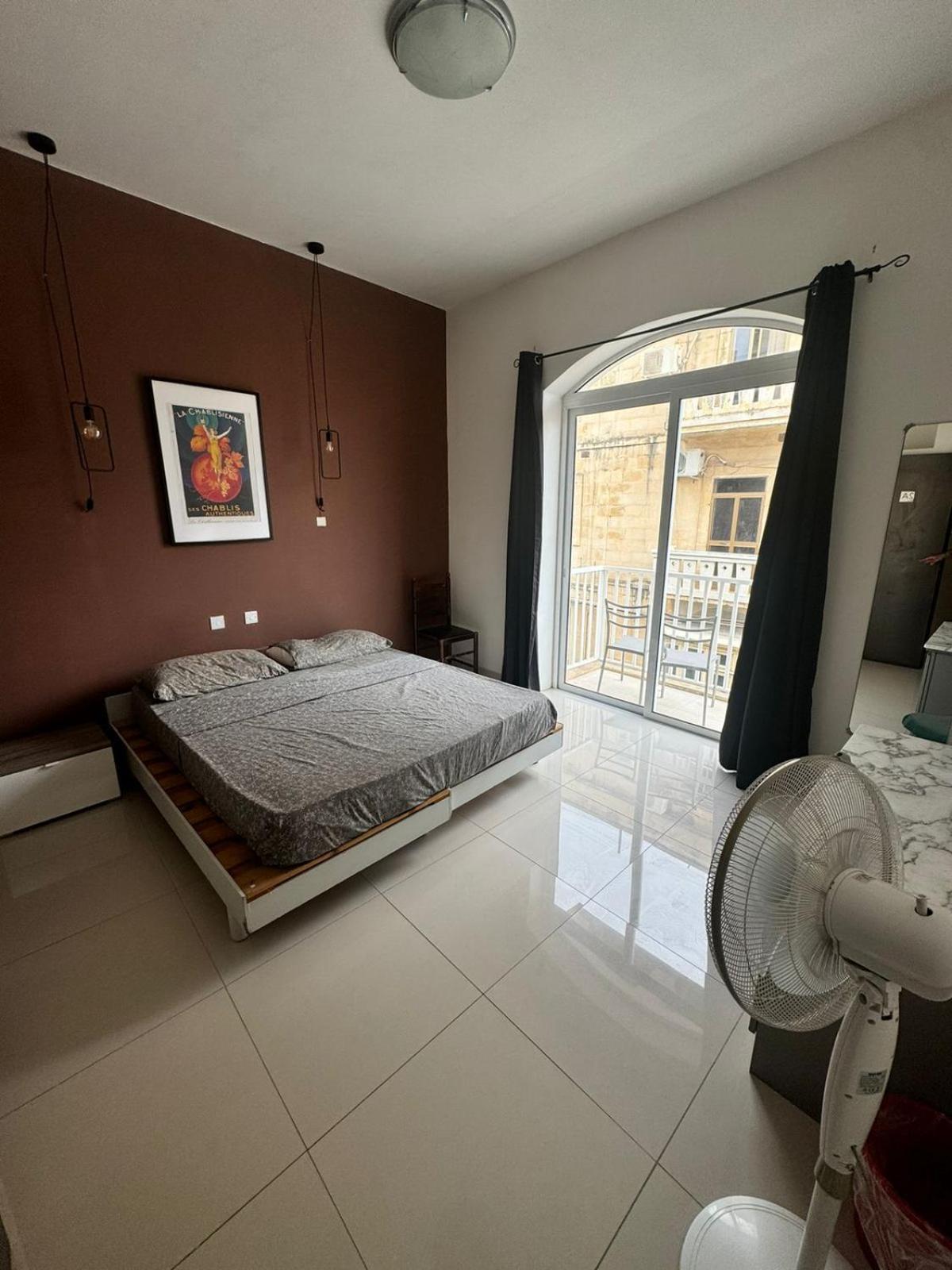 Homestay Central Sliema Airconditioned Comfortable With Self Check In And Self Check Out Gzira