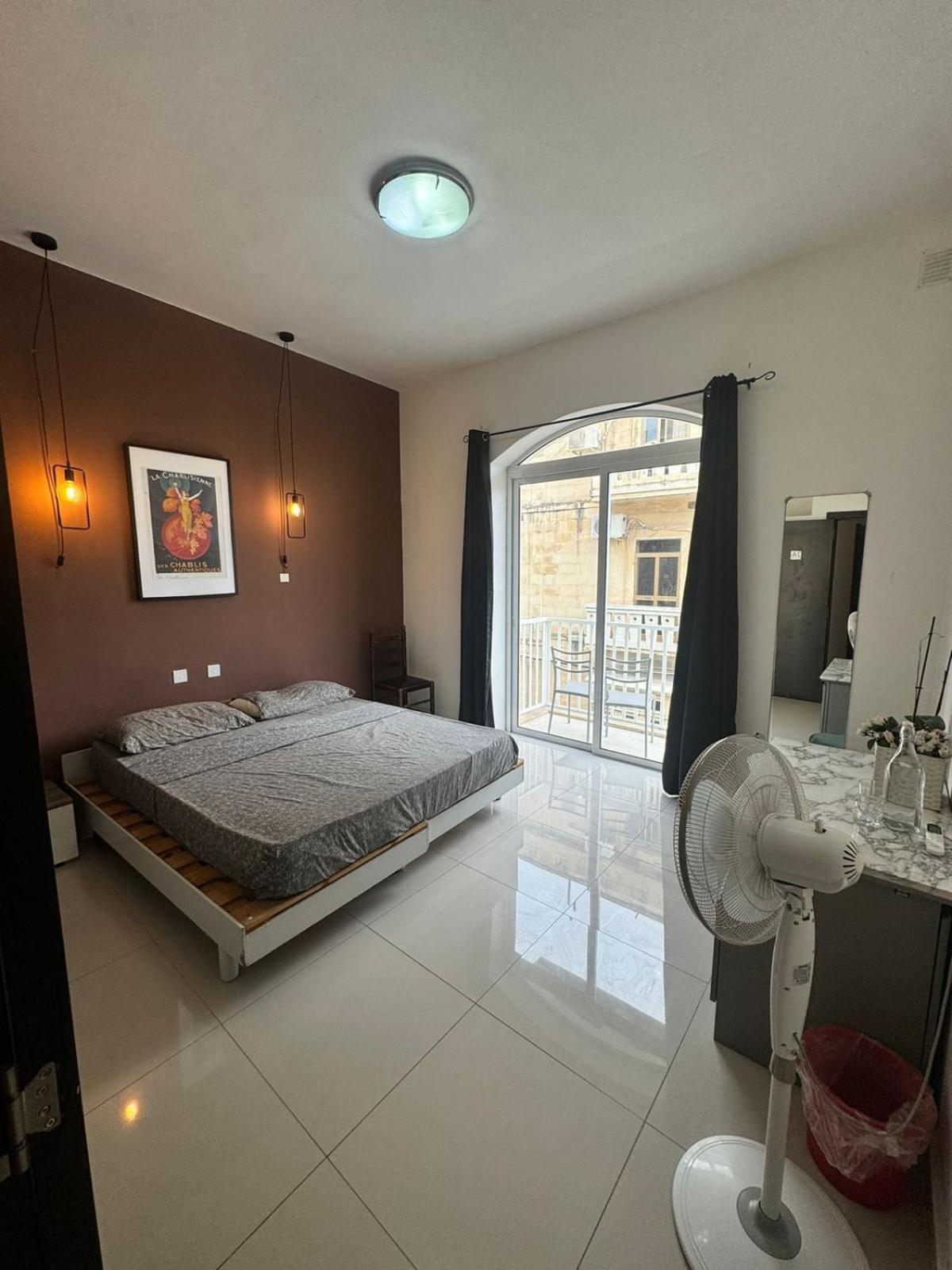 Central Sliema Airconditioned Comfortable With Self Check In And Self Check Out